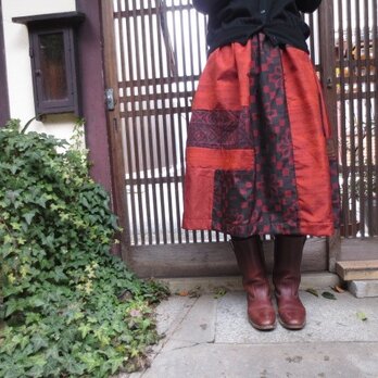 着物リメイク☆和の赤に黒地紬で大人ムード72ｃｍ丈の画像