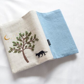 「月と木と猫」手刺繍ブックカバー・文庫本サイズの画像