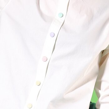 ホワイトシャツ♡パステルカラーボタンの画像