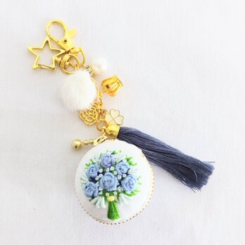 ブルーローズの花束刺繍のマカロンポーチキーホルダーの画像