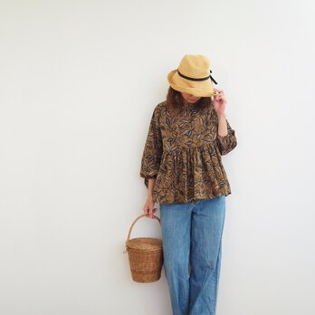 Cotton linen batik print gather blouse CAMELの画像
