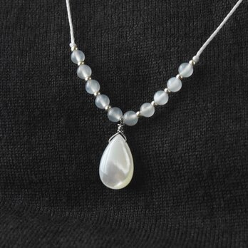 White Pearshaped Short Necklace（シェル×ムーンストーン）の画像