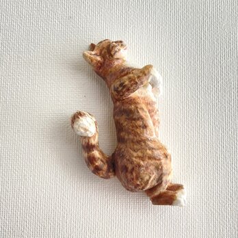 木彫りの眠り猫のブローチ（茶トラ白）の画像