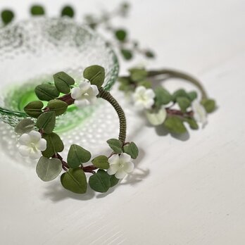 布花　健康アップの植物、ワイヤープランツとかすみ草のリースブローチの画像
