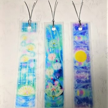 透明な青の栞(しおり)３種　 貝殻、睡蓮の花、月の光　パステルアートブックマークの画像