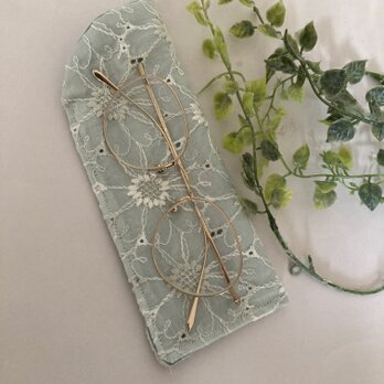 ハンドメイドブルーマーガレット刺繍メガネケーススリムタイプ花刺繍柄の画像