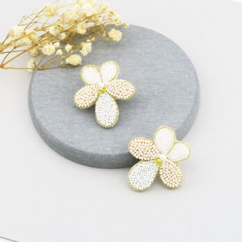Brooch. ブローチ " ビオラのブローチ " | 刺繍ブローチ | アイボリー |の画像