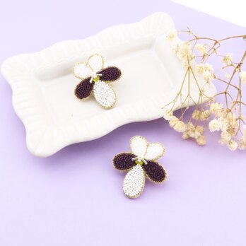 Brooch. ブローチ " ビオラのブローチ " | 刺繍ブローチ | ホワイト×パープル |の画像
