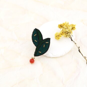 Brooch. ブローチ " 小さな葉っぱのブローチ　天然石:カーネリアン " | 刺繍ブローチ |の画像