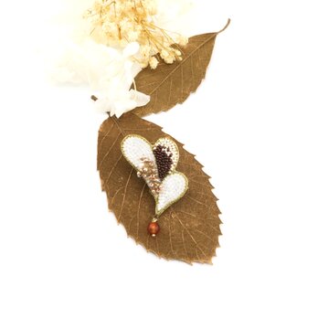 Brooch. ブローチ " 葉と雫(B) 天然石:カーネリアン " | 刺繍ブローチ |の画像