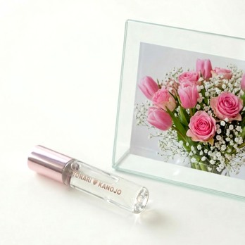 【となりのカノジョ】〜となりのココロ〜｜優しくフェミニンな魅力が花開く、愛されピンクオーラを纏うミスト｜空間フレグランス