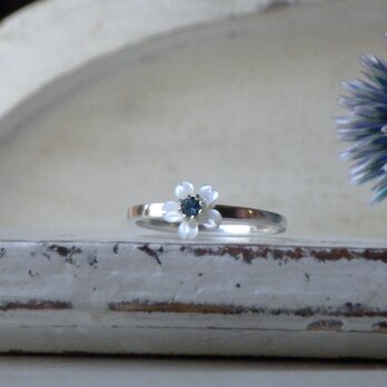 SV　小花の白蝶貝にブルートパーズロンドンのリングの画像