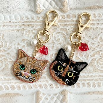 いちごとパールの猫さん刺繍キーホルダー✩.*˚の画像