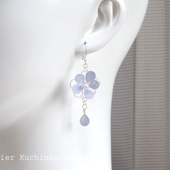 マニキュアフラワーの二重花のピアス〈薄藍〉の画像