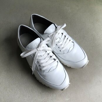 【オールホワイト】スリムなのにゆったりな履き心地！ユニセックスデザインの本革大人スニーカーの画像