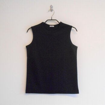 【Uネック-黒】一枚で魅せるスリーブレスTシャツの画像