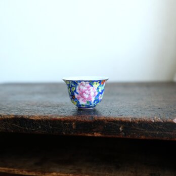 青と花尽くし◇チャイナレトロな雰囲気。中国産　色絵小ぶり猪口　茶杯　煎茶茶器 器の画像
