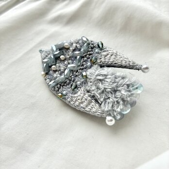 "quiet gray "静かなグレーの鳥の刺繍ブローチの画像