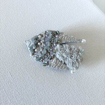 "quiet gray "静かなグレーの鳥の刺繍ブローチ