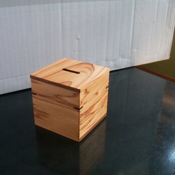 ●屋久杉　木製　小さめ貯金箱　K152の画像