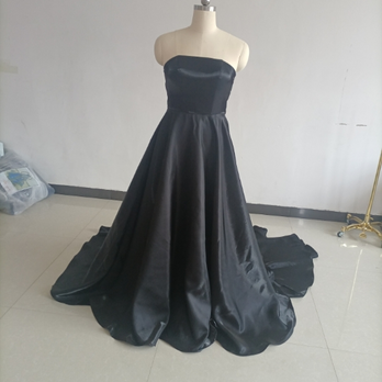 上品ウエディングドレス　黒ブラックカラードレス　スタイリッシュなバックスタイル　ベアトップの画像
