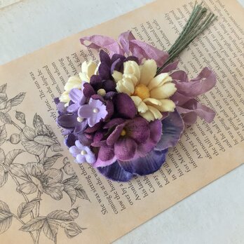 染め花とくしゅくしゅリボンのブーケコサージュ(パープル&クリーム)の画像