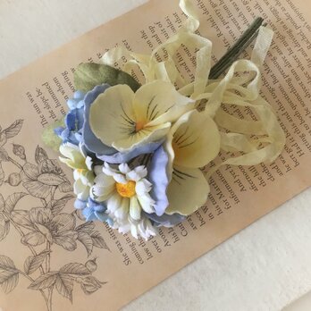 染め花とくしゅくしゅリボンのブーケコサージュ(ブルー&イエロー)の画像