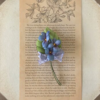 〈染め花〉スミレとくしゅくしゅリボンのコサージュ(ブルー×パープル)の画像