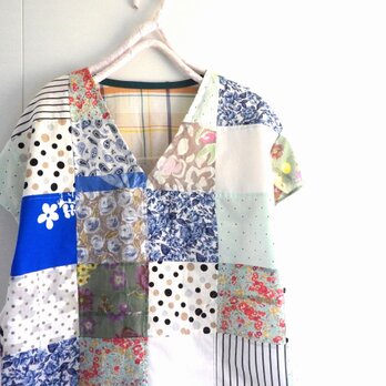 【値下、夏を先取りクリアランス】爽やかブラウス　Ⅴネック　パッチワークの画像
