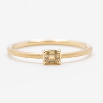 Champagne emerald cut diamond ringの画像