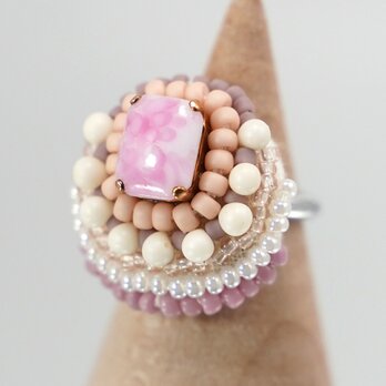 スカーフ留めにも おしゃべりな指輪164 フリーサイズ　ビーズ刺繍のリング　ピンク ビジュー　おおぶりリングの画像