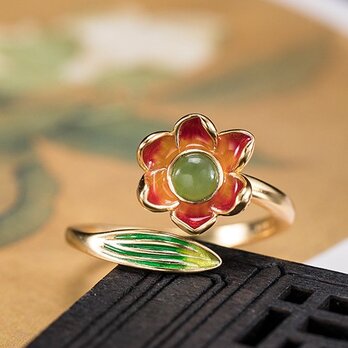 蓮の花とネフライトの七宝リング - 優雅さを象徴する贈り物に最適 R258の画像