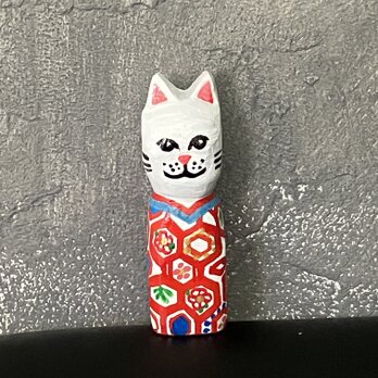 木彫り猫　アンティーク着物　赤の画像