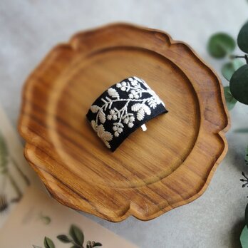 刺繡リボンのポニーフック ■ カーブデザイン ■ クリーム色の草花刺繍　C：ブラックの画像