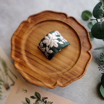 刺繡リボンのポニーフック ■ カーブデザイン ■ クリーム色の草花刺繍　B：グリーンの画像