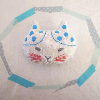 ねこのブローチ　みずたま刺繍　あおの画像