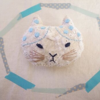 ねこのブローチ　みずたま刺繍　みずいろの画像