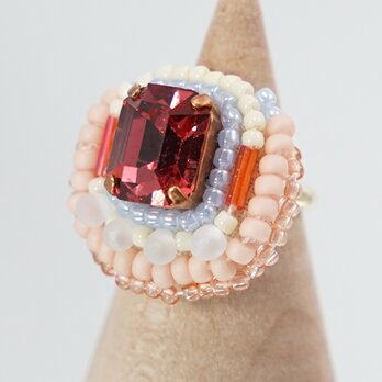 スカーフ留めにも おしゃべりな指輪168 フリーサイズ　ビーズ刺繍のリング　ピンク ビジュー　おおぶりリングの画像