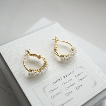 Half moon pierce , vintage whiteの画像