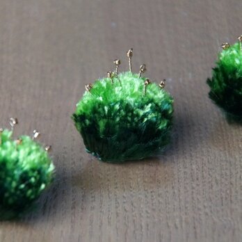 new/苔の刺繍ブローチ　ピンバッジタイプの画像