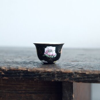 黒にカラフルな花文様◆中国産色絵金彩小ぶり猪口　茶杯　器　チャイナレトロ　シノワズリの画像