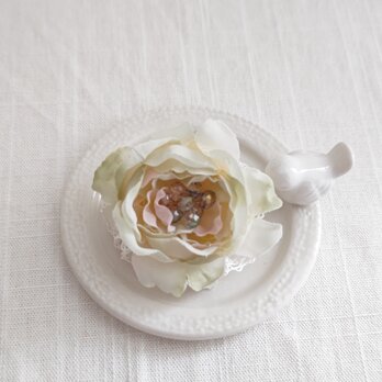 antique garden rose corsage（cream）の画像