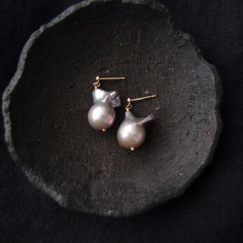 【K10YG】Baby Baroque Pearl Earrings・Gray／ベビーバロックパール ピアスの画像
