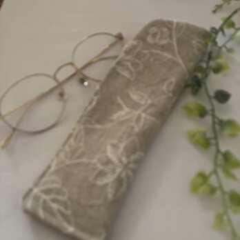 ハンドメイドリネン生成り花とリーフ刺繍メガネケース金沢エンブロイダリースリムタイプの画像