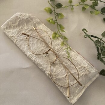 ハンドメイド白マーガレット刺繍メガネケーススリムタイプ花刺繍柄の画像