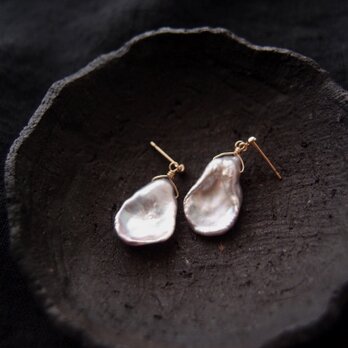 【K10YG】Petal Pearl Earrings・Gray／花びらパール スタッドピアスの画像