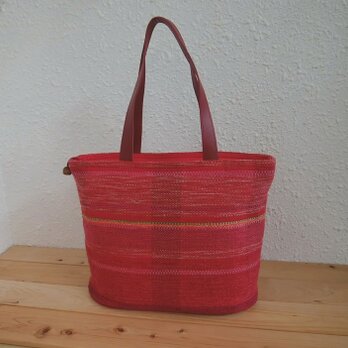 手織りトートバッグ赤オレンジ色 (裂き織り入り、綿とシルク)の画像