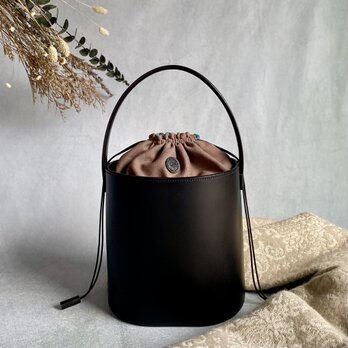 上質イタリアンレザーのバケットバッグ　ブラック　◆リバーシブル巾着袋付きの画像
