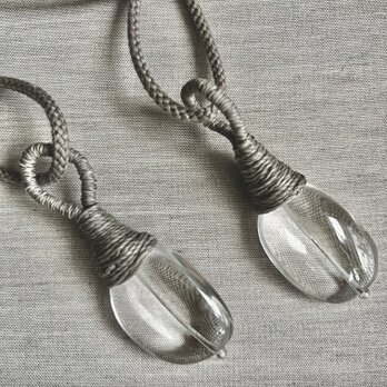 とびきりの透明感。水晶のドロップペンダント