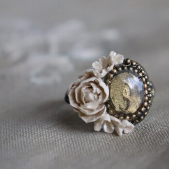 「Marie　マリー」　　　　　　アンティークゴールドのカボションとアイボリーの花の指輪の画像